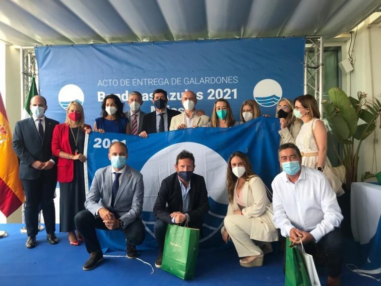 Los Ayuntamientos costeros onubenses reciben en Mijas las banderas azules de sus playas y puertos