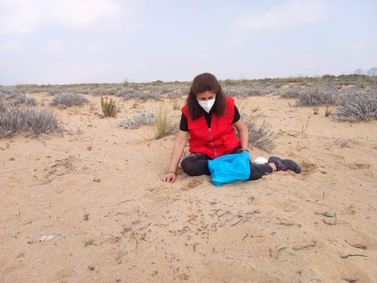 Cruz Roja Huelva se moviliza contra la basuraleza en la playa del Espigón