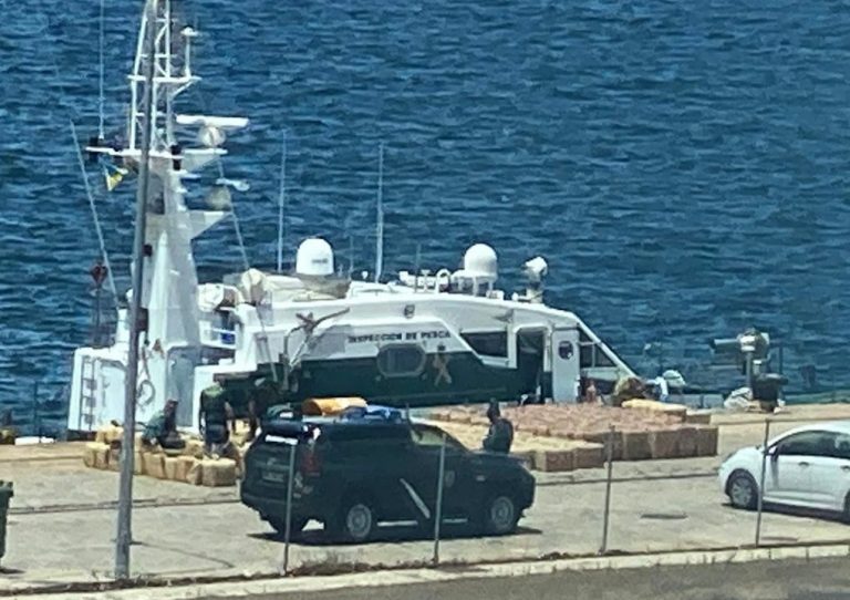 Intervienen 15 toneladas de hachís en un barco a 100 millas de la costa de Huelva