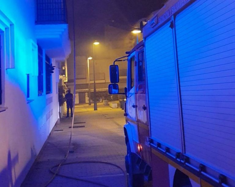 Bomberos del Consorcio sofocan un aparatoso incendio en una vivienda en Punta Umbría