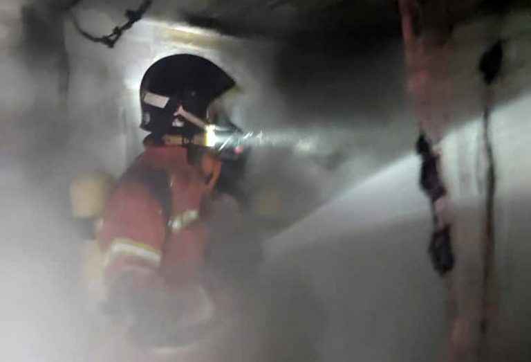 Sanitarios asisten a dos personas por el incendio de una vivienda en Huelva