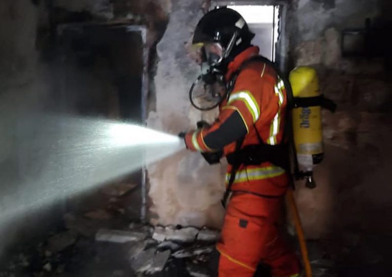 Un incendio calcina el interior de una vivienda en Ayamonte