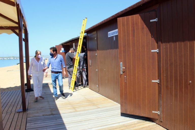 Las playas de El Rompido y Nuevo Portil, equipadas para el verano