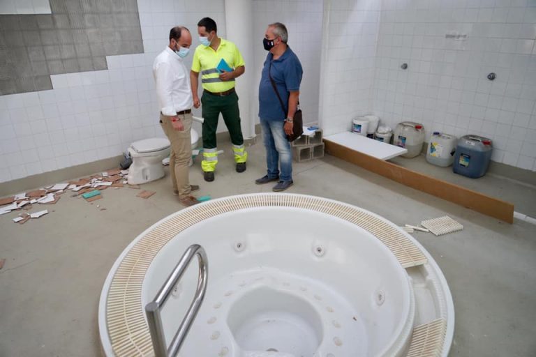 Arrancan las obras de reparación en la piscina municipal de Ayamonte