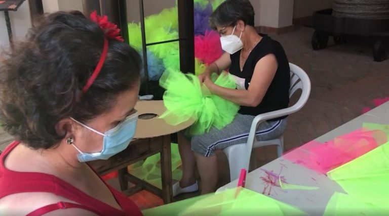 San Bartolomé dará colorido a sus calles con un original entoldado de pompones de tul