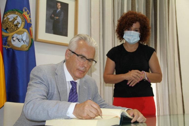 La presidenta de la Diputación de Huelva recibe a Baltasar Garzón, que mañana presidirá el Comisionado para la Memoria Democrática