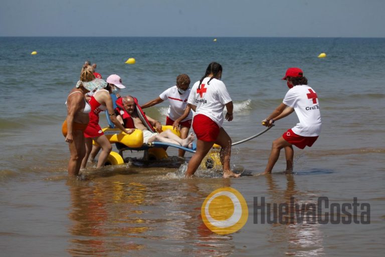 Unos 30 voluntarios de Cruz Roja ayudan a vencer obstáculos gracias a ‘Un baño sin barreras’