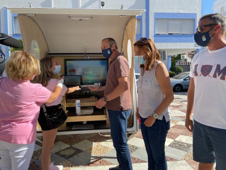 La ‘Minicaravana’ de la AECC recorre Isla Cristina y La Antilla para prevenir el cáncer de piel
