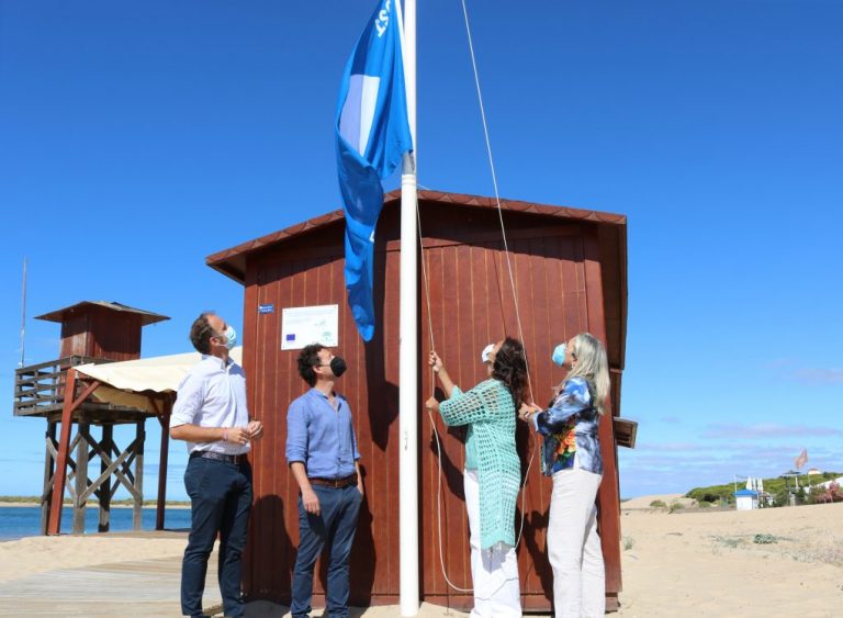 Las banderas azules ondean ya en las playas cartayeras de Caño de la Culata y San Miguel