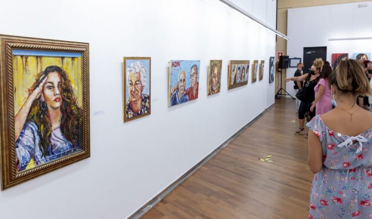 La artista isleña Laura Chalé expone por primera vez en su localidad