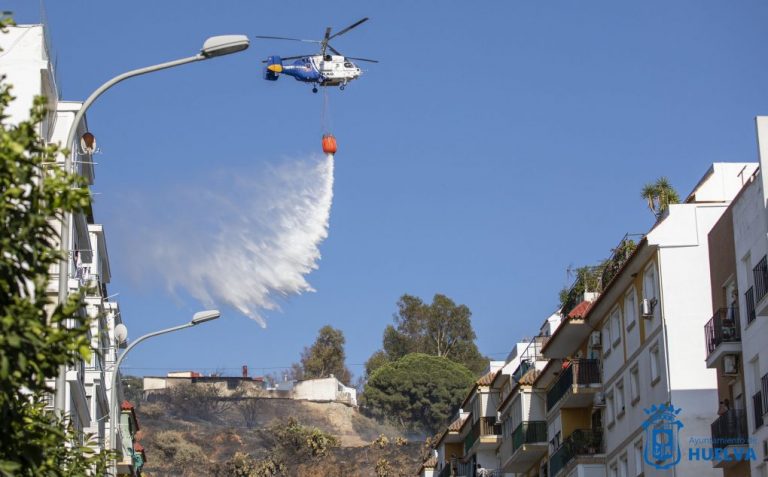 Los bomberos de Huelva dan por extinguido el fuego de esta tarde en las laderas del Conquero