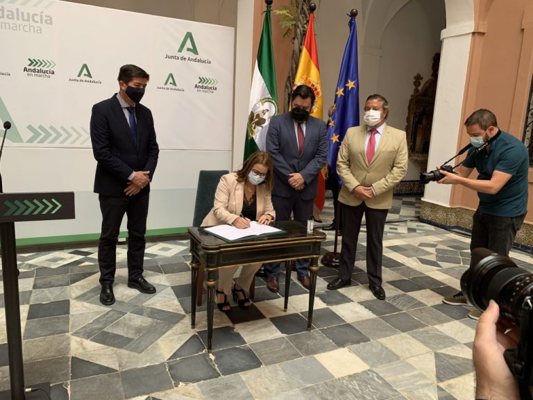Diputación de Huelva y Junta firman el convenio para pagar los materiales del PFEA con más de 6,5 millones