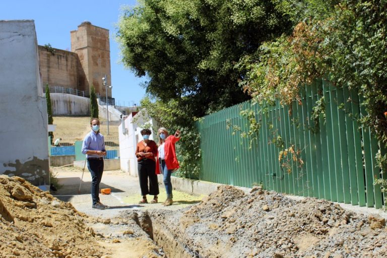 Arrancan las obras para adecentar y embellecer la calle trasera al Parque El Castillo