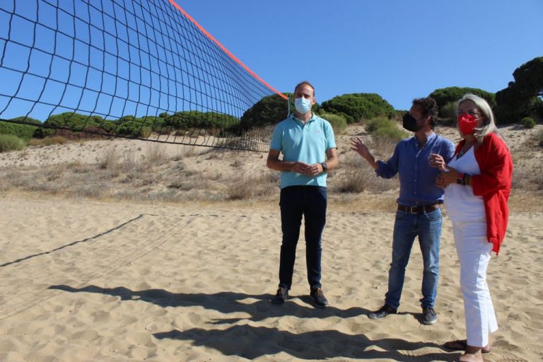 Las playas de Cartaya estrenan dotaciones deportivas para la práctica de vóley