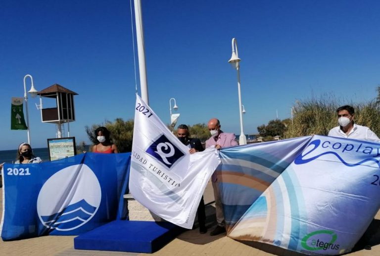 La bandera azul ya ondea en la playa de Islantilla