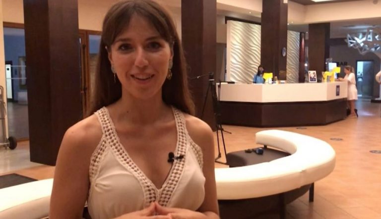 La artista madrileña Lorena Garam gana el primer empleo como clienta de hotel de lujo en Isla Cristina
