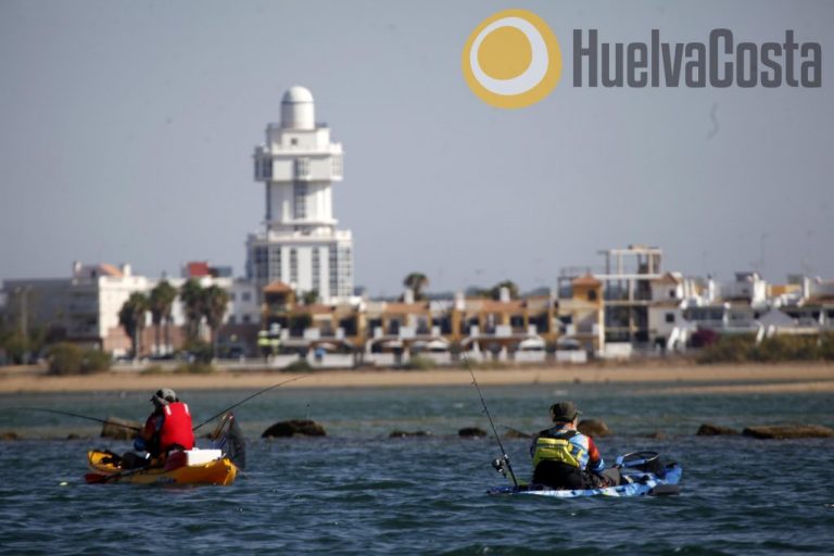 Casi 40 deportistas disfrutan del Campeonato interclub de Pesca en Káyak de Isla Cristina