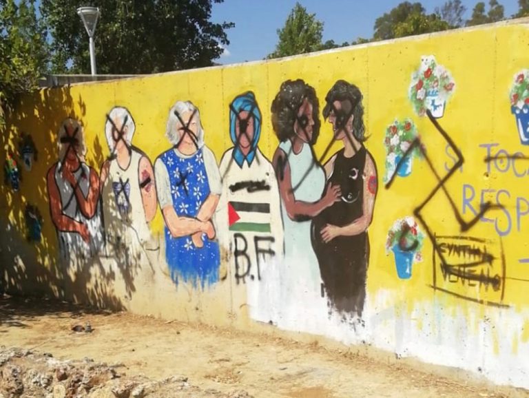Aparecen nuevas pintadas fascistas en el mural reivindicativo por el Día de la Mujer del parque Moret de Huelva