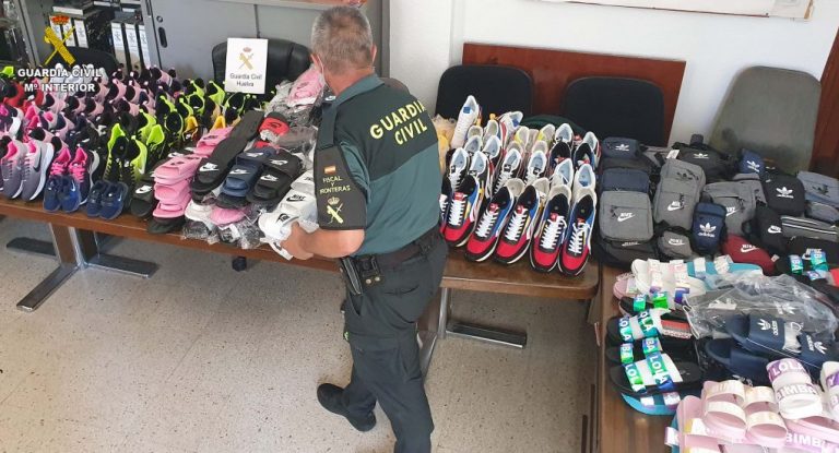 La Guardia Civil interviene 346 prendas de vestir falsificadas en el mercadillo de Huelva