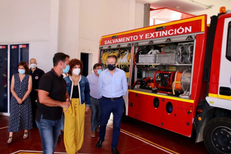 La presidenta de la Diputación visita los parques de Bomberos de la Sierra de Aracena y Picos de Aroche