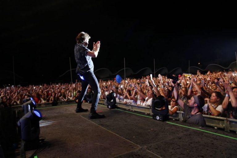 Manuel Carrasco regalará a quienes han conservado las entradas de su gira, un concierto grabado en la playa de Isla Cristina