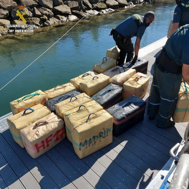 Hallan 750 kilos de hachís ocultos entre las redes de trasmallo de una embarcación en Isla Cristina