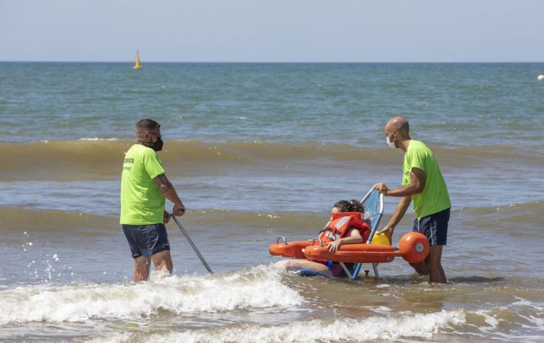 La Playa del Espigón cuenta con un ‘anfibuggy’ en verano para facilitar el baño a personas con discapacidad