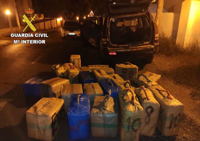 Cuatro detenidos y 25 fardos intervenidos en una descarga de hachís abortada en la playa de Isla Cristina