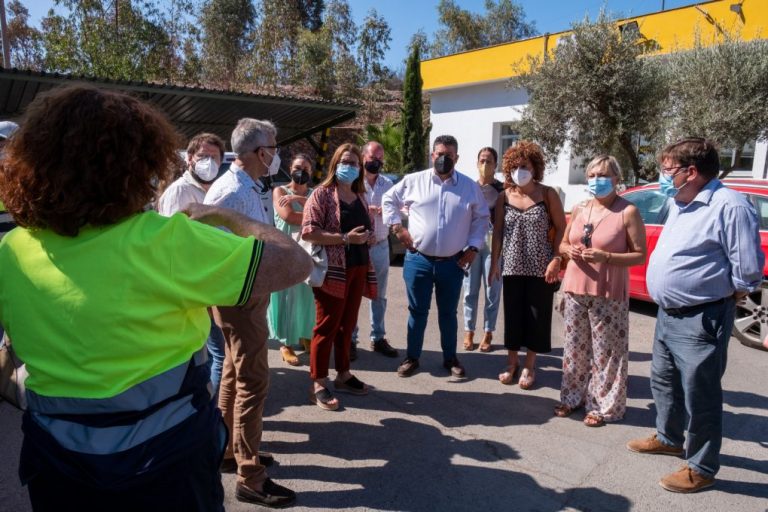 La presidenta de la Diputación visita la planta de reciclaje de Villarrasa, donde casi llega  el incendio