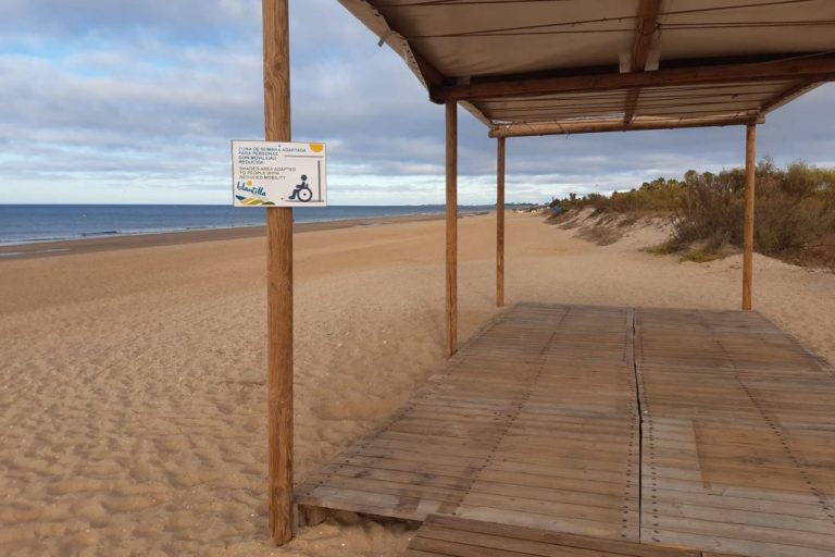 Islantilla habilita en sus playas zonas de sombra para personas con movilidad reducida