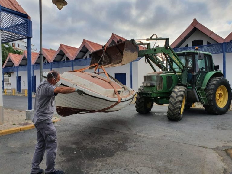 Cartaya y Puertos acometen tareas de limpieza y mejora del muelle de El Rompido