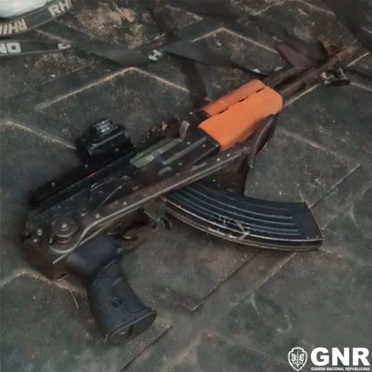 Detienen a 4 personas e intervienen 2.000 kilos de hachís y un fusil ‘kalashnikov’ en un golpe al narco en el Algarve