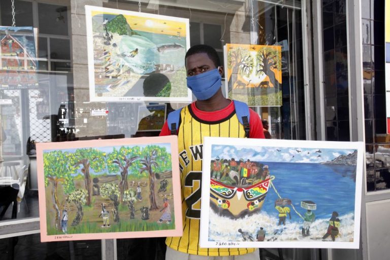 El artista senegalés que pinta la vida en las chabolas de Lepe expone en Barcelona