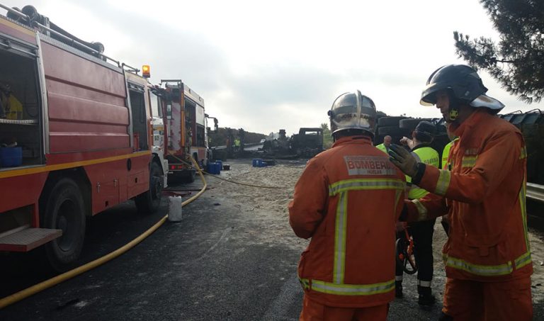 El incendio de un vehículo provoca el desalojo de tres viviendas en Gibraleón
