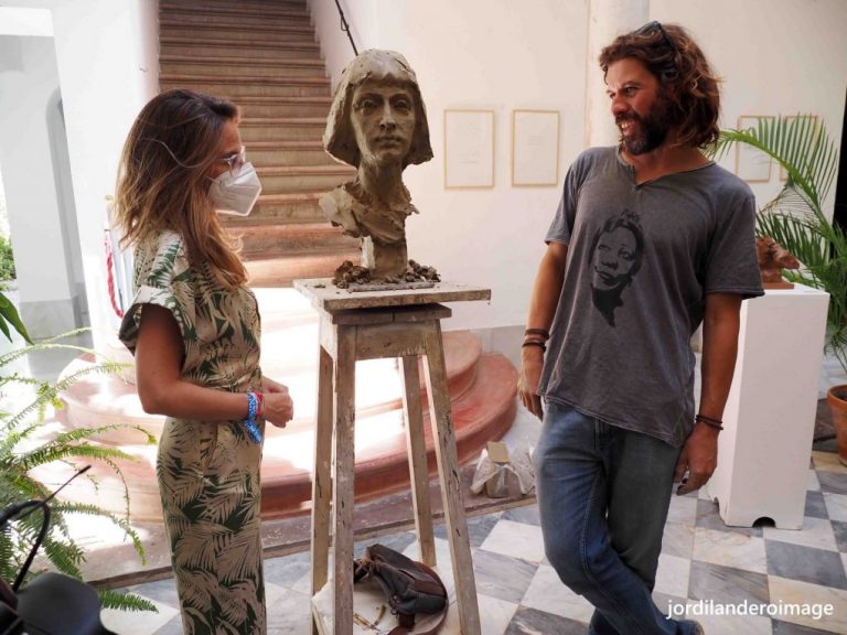 Martín Lagares da vida al Marqués de Ayamonte modelando su busto en directo