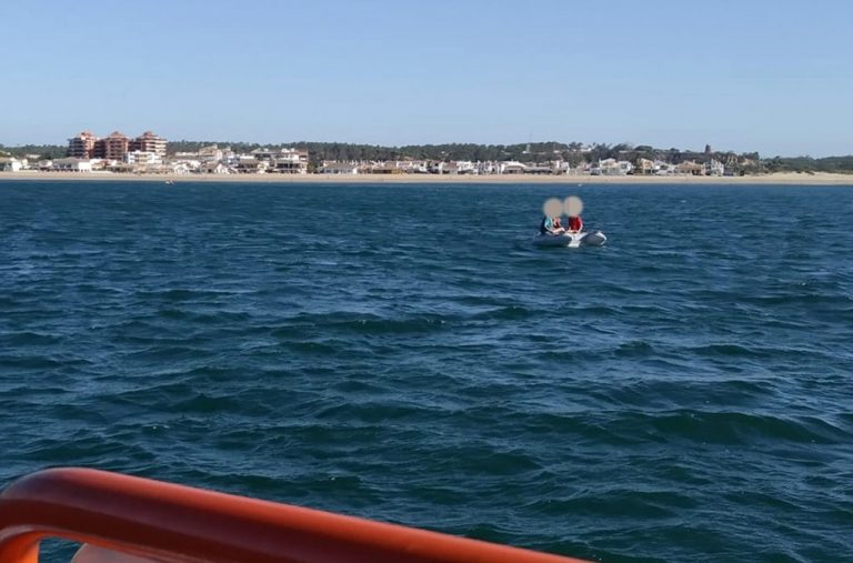 Rescatan en La Antilla a 3 menores que quedaron a la deriva en un artefacto flotante hinchable