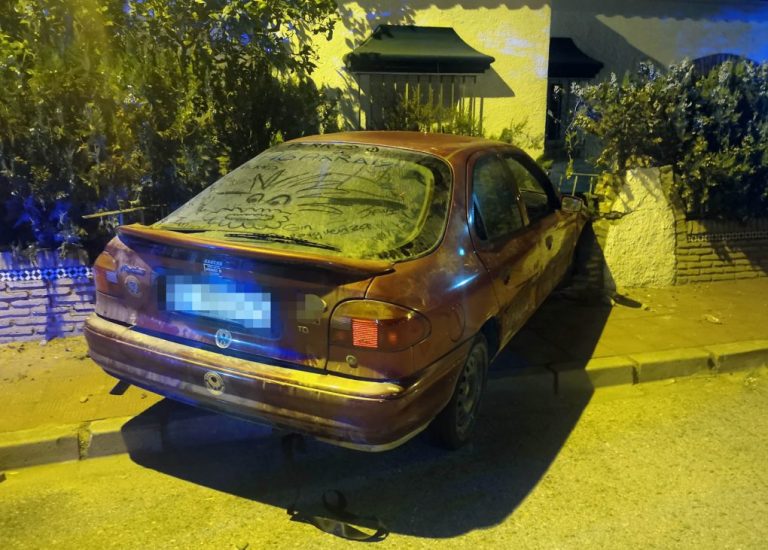 Una menor bebida y sin carné empotra un coche contra una vivienda en Almonte