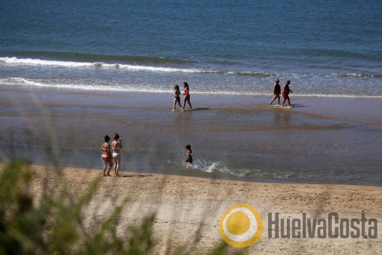 Las aguas de baño de las playas onubenses mantienen niveles de calidad aptos