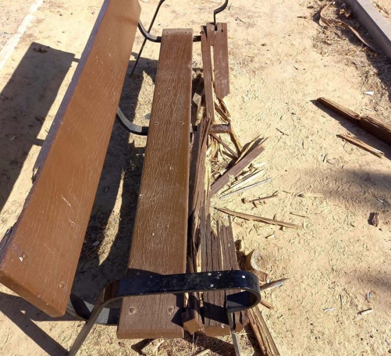 Oleada de actos vandálicos en el mobiliario urbano de la playa lepera de La Antilla