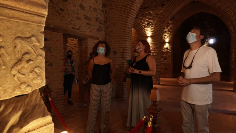 La presidenta de la Diputación de Huelva visita en La Nava la nueva iluminación en la ermita de la Virgen de las Virtudes