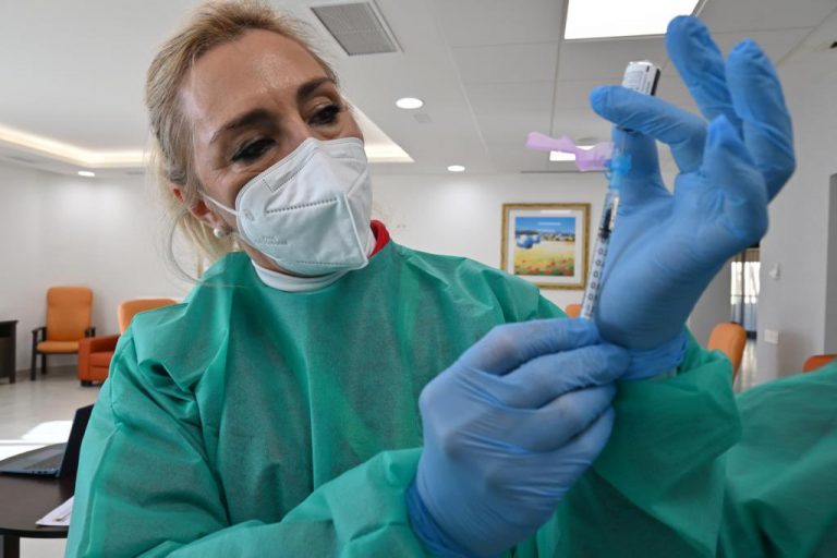 Huelva (42), Isla (18) y Ayamonte (14), municipios más afectados por los 143 positivos de este jueves