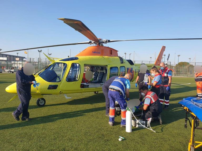 Evacúan en helicóptero a una mujer tras quedar atrapada bajo un coche en Matalascañas
