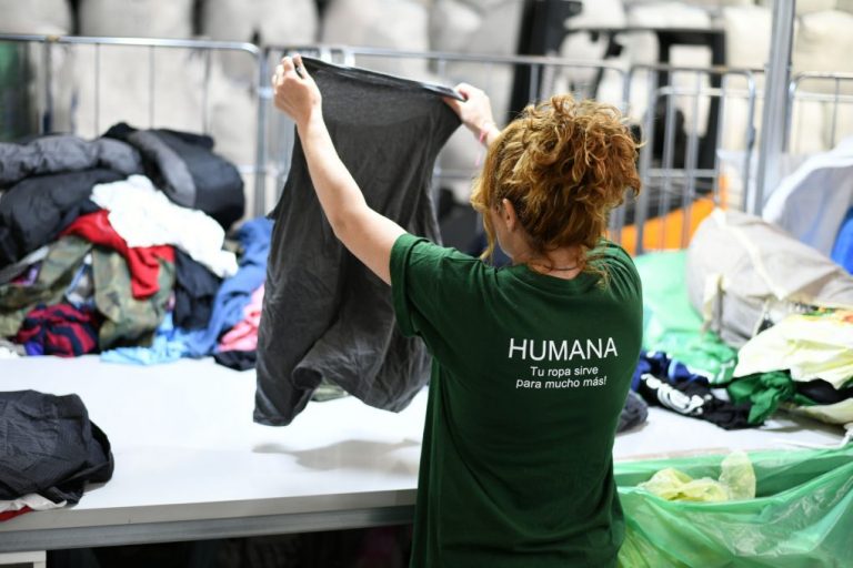 Recuperan más de 5 toneladas de ropa usada en Ayamonte en el primer semestre para darle una segunda vida
