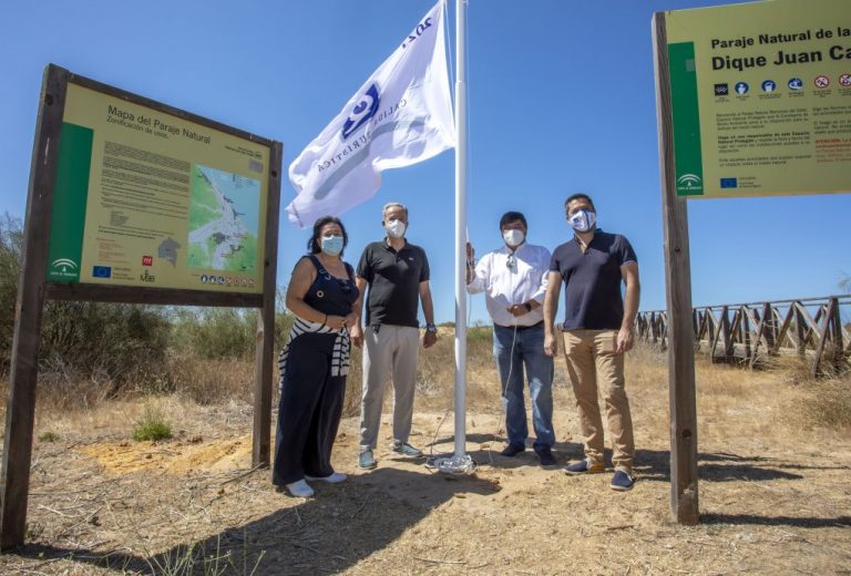 La bandera ‘Q’ de ‘Calidad Turística’ ya ondea en la playa onubense del Espigón
