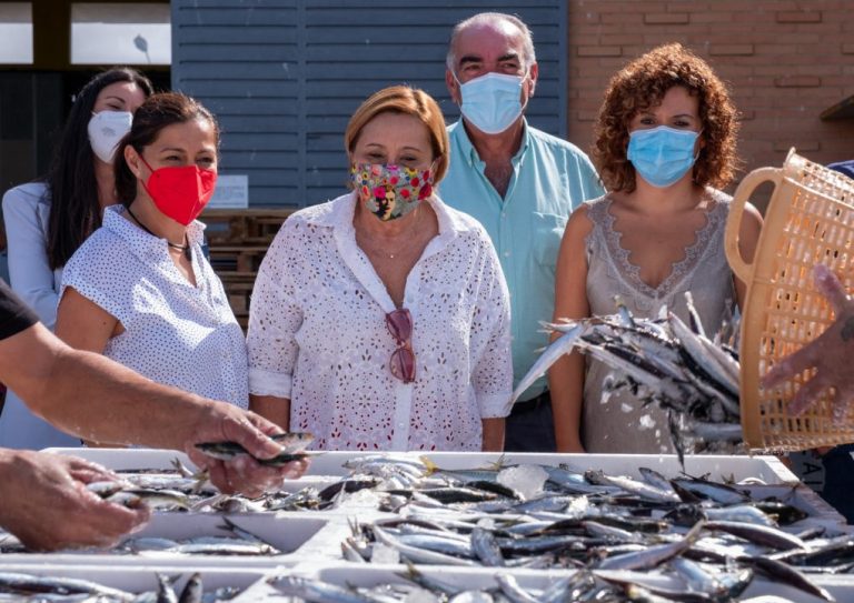 La presidenta de la Diputación destaca el Puerto de Isla Cristina como el de más ventas de Andalucía y el segundo de España
