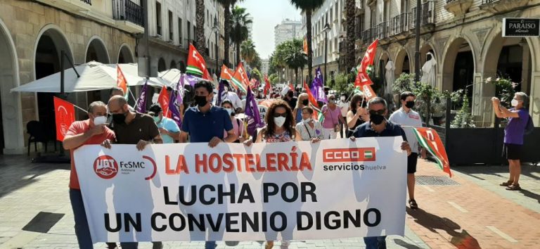 Más de 100 trabajadores participan en Huelva en una marcha por el desbloqueo del convenio de la hostelería