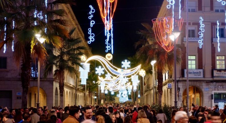 Huelva adelanta de nuevo a agosto el montaje del alumbrado de Navidad