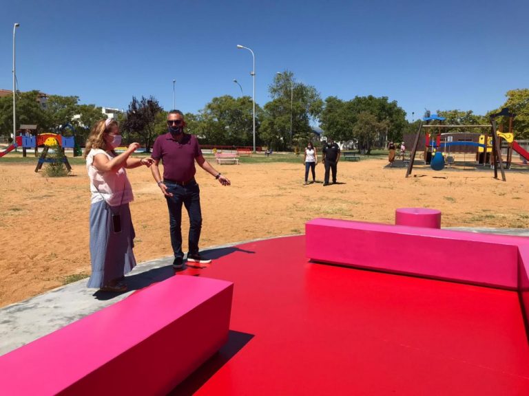 Isla Cristina cuenta con una nueva zona de esparcimiento familiar junto al parque infantil