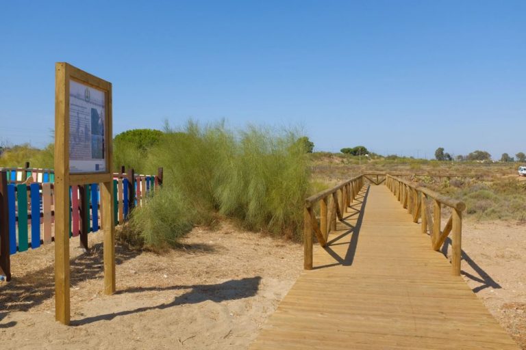Punta del Moral estrena una nueva pasarela y la reforma del área infantil