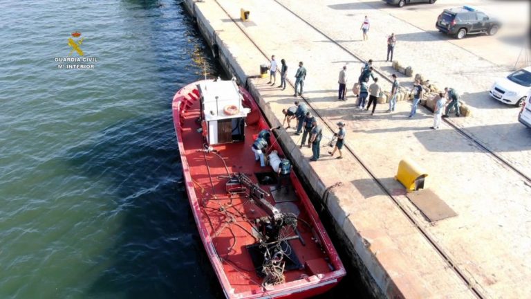 Incautadas cuatro toneladas de hachís a bordo de un pesquero frente a las costas de Huelva